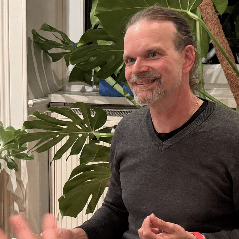Steff Huber im therapeutischen Gespräch in seiner Wiesbadener Praxis